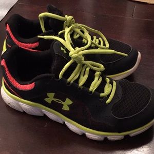 ***Sold*** Women’s under armour running shoes 😍
